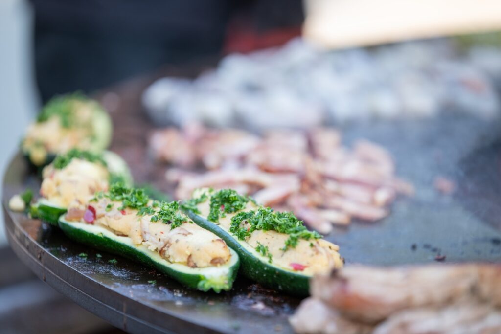 Gevulde courgettebootjes met kruidenvulling op de Ofyr barbecue